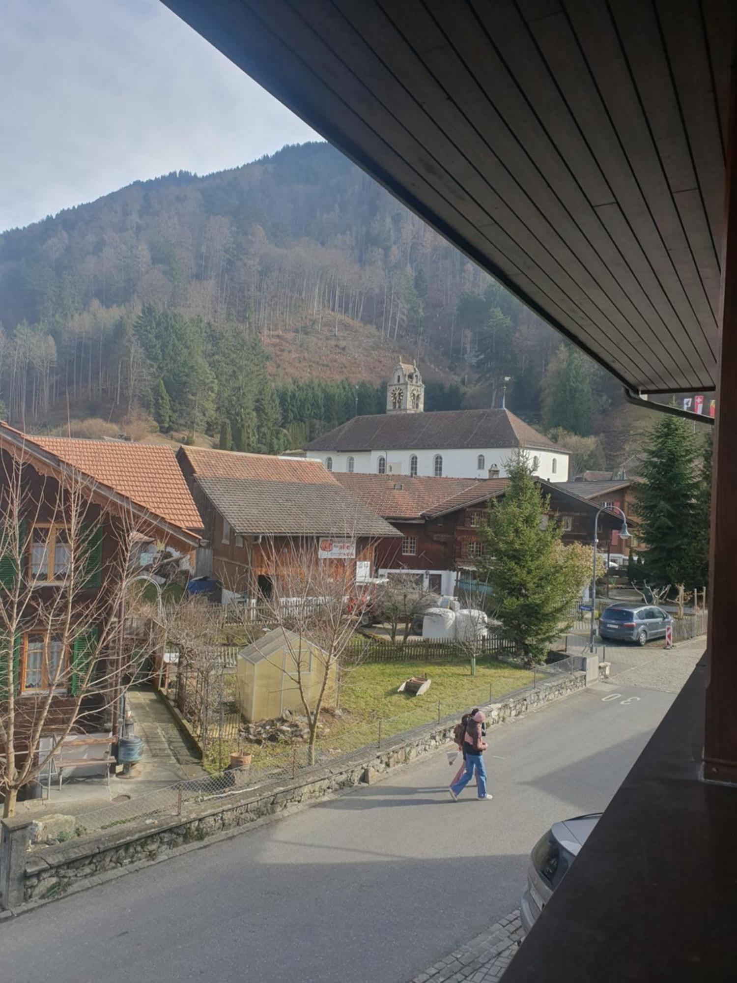 Gasthof Hirschen In Wilderswil Ruang foto