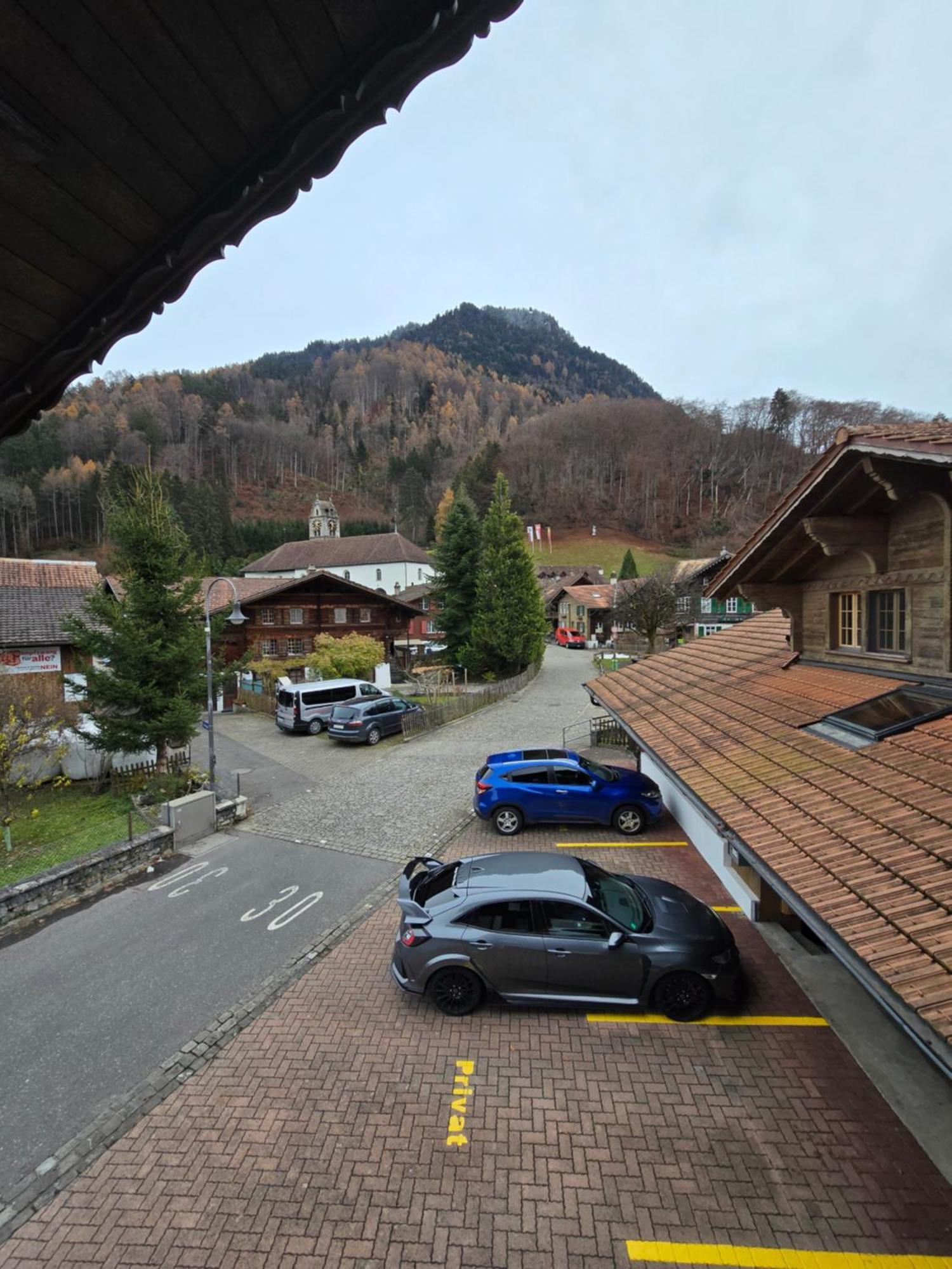 Gasthof Hirschen In Wilderswil Ruang foto